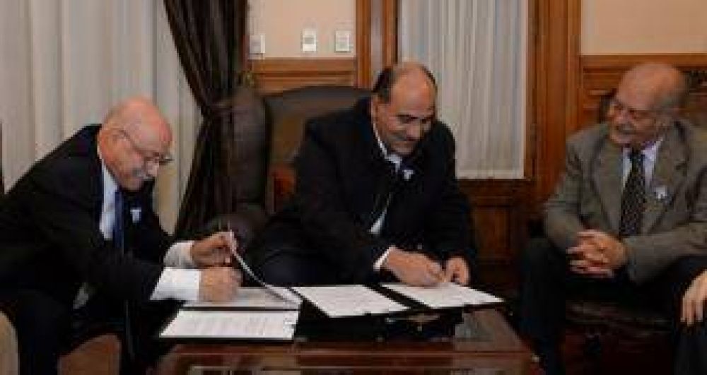 Manzur firm� acuerdos para que lleguen $50 millones a la provincia