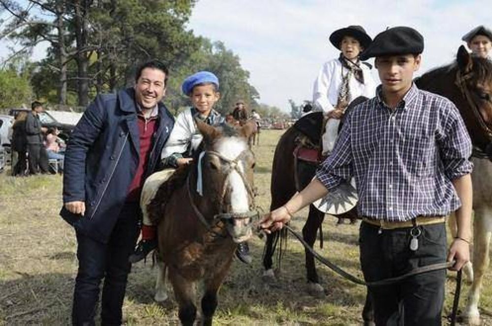 Nardini celebr� el D�a de la Patria junto a la familia malvinense