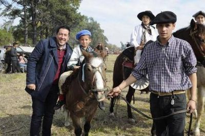 Nardini celebr� el D�a de la Patria junto a la familia malvinense