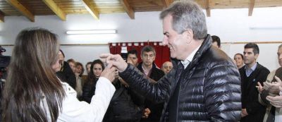 El municipio entreg� 26 viviendas del barrio de la Uni�n Obrera Metal�rgica