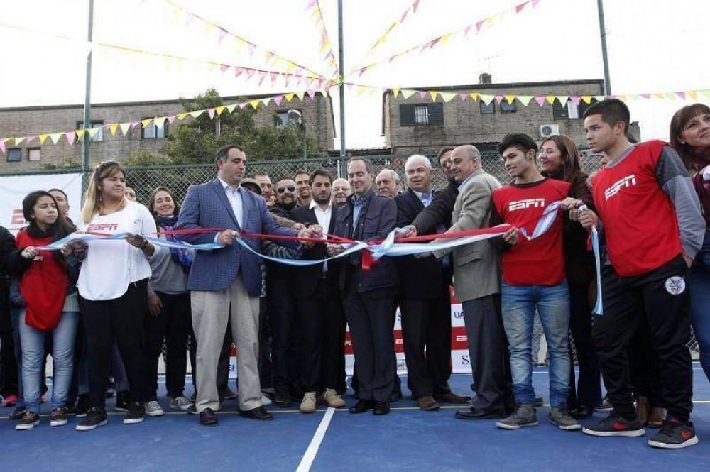 ESPN CONSTRUYE Y DEDICA UN CENTRO DEPORTIVO POLIVALENTE EN LA CAVALA CAVA, EN SAN ISIDRO, CELEBRA EL DONATIVO DE UN ESPACIO DEPORTIVO
