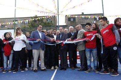 ESPN CONSTRUYE Y DEDICA UN CENTRO DEPORTIVO POLIVALENTE EN LA CAVALA CAVA, EN SAN ISIDRO, CELEBRA EL DONATIVO DE UN ESPACIO DEPORTIVO