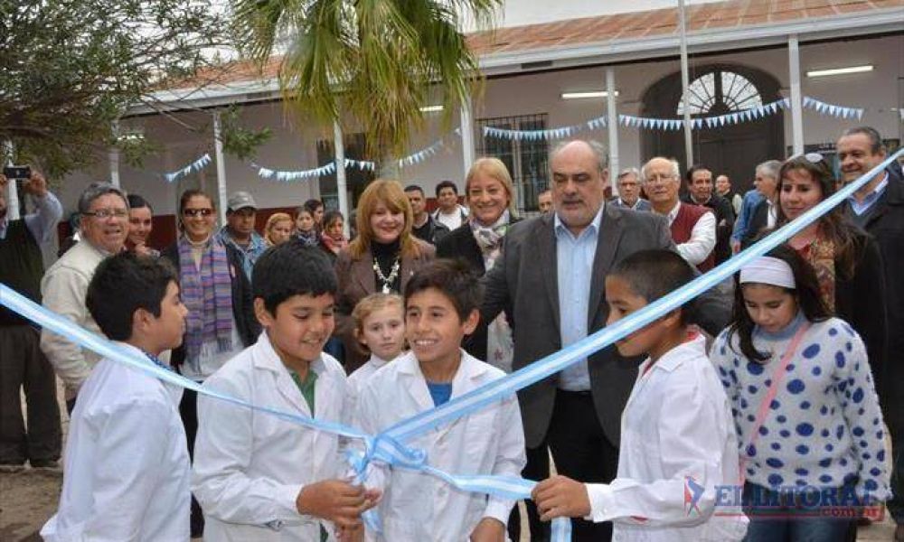 Colombi estren refacciones en cinco escuelas y augur la apertura de tres nuevas en 2017
