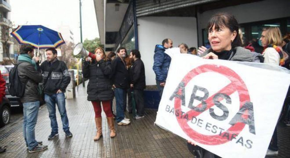 Protesta en La Plata contra el servicio y el tarifazo de Absa