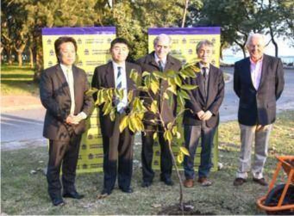 El Intendente Gast�n recibi� al Ministro de la Embajada de Jap�n y al C�nsu