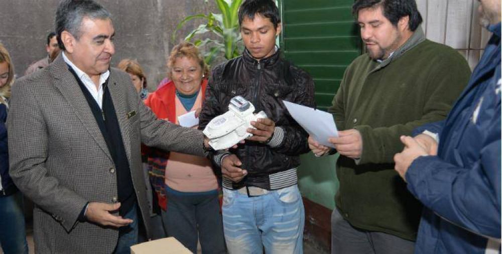 El intendente Alfaro entreg� medidores de gas a familias del barrio 3 de Octubre