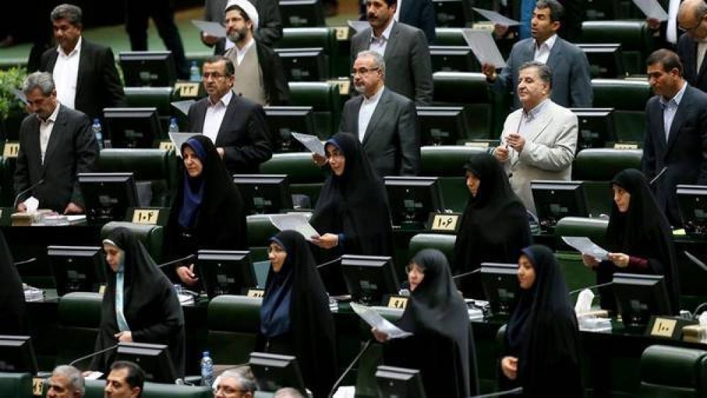  El Parlamento de Ir�n, por primera vez en su historia, con m�s mujeres que cl�rigos
