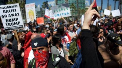 Choques entre manifestantes y polic�as en otro acto de Trump