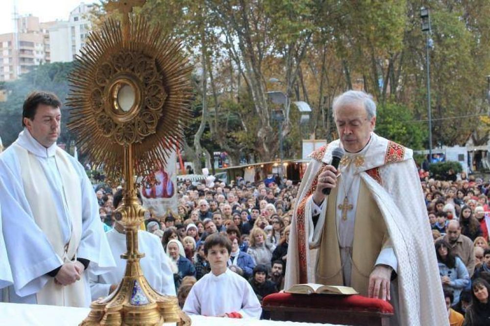 Una gran multitud de fieles catlicos celebraron Corpus Christi