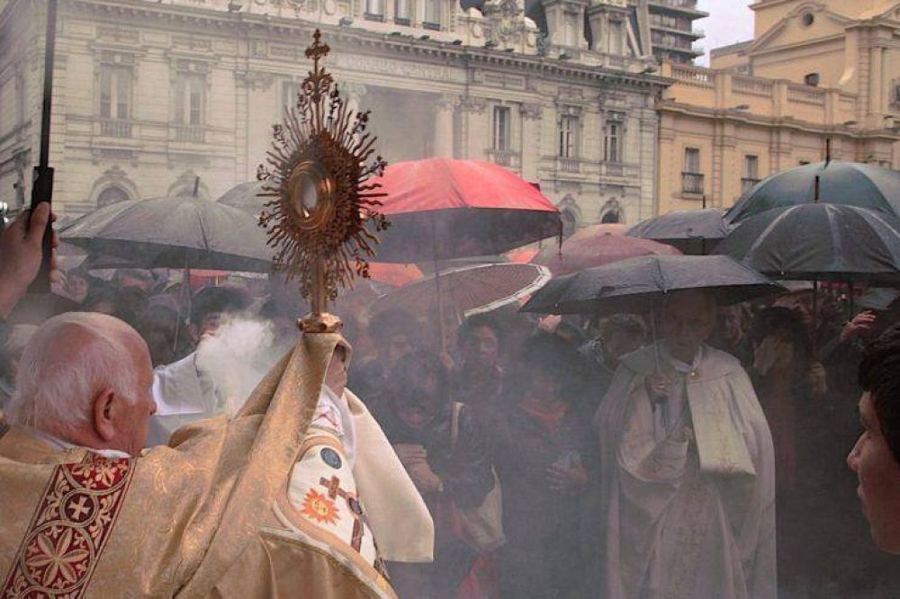 Santiago de Chile: emocionante procesin del Corpus Christi a pesar del mal tiempo