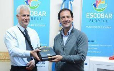 Escobar recibi� un desfibrilador para atender casos de muerte s�bita