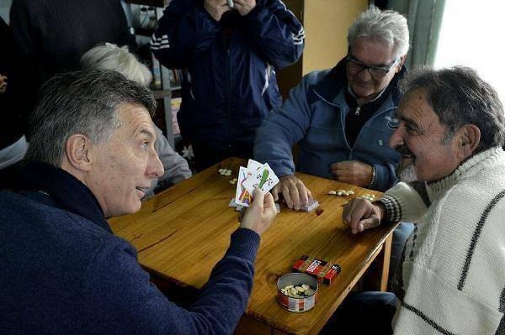 Macri visit� a jubilados en Boulogne