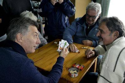 Macri visit� a jubilados en Boulogne