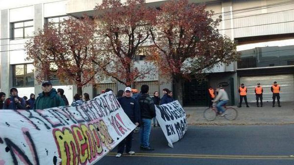 Trabajadores despedidos de Menoyo cortaron Avenida Mitre