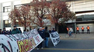 Trabajadores despedidos de Menoyo cortaron Avenida Mitre