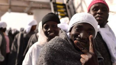 Refugiados en bote llegan a costas británicas por primera vez