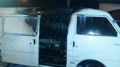 Confirman que fue intencional el incendio de camioneta oficial