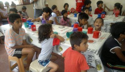Por las bajas temperaturas brindan asistencia a familias