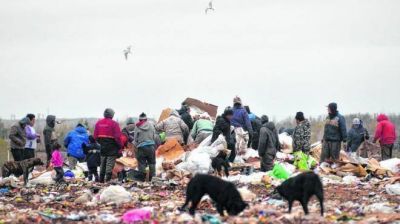 Familias completas escarban en la basura para comer y ganar dinero