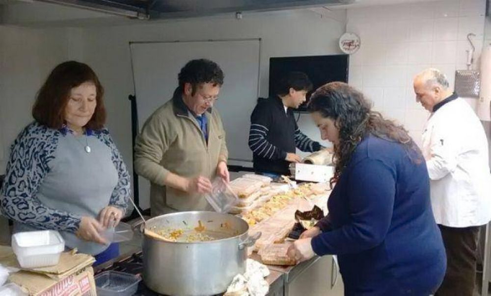 Mercedes Morro cocin� viandas y las reparti� entre personas en situaci�n de calle