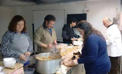Mercedes Morro cocin� viandas y las reparti� entre personas en situaci�n de calle