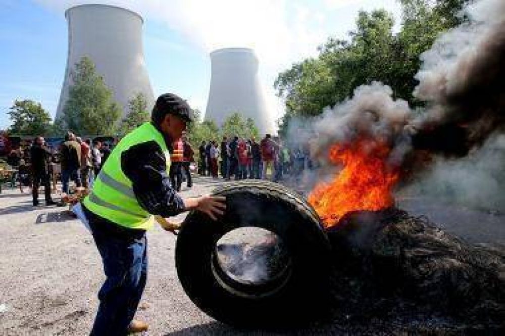 Sindicatos de Francia suben la apuesta en otra semana de paros por la reforma laboral