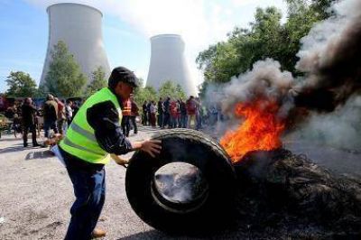 Sindicatos de Francia suben la apuesta en otra semana de paros por la reforma laboral