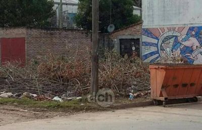 Vecinos reclaman por basura en las calles
