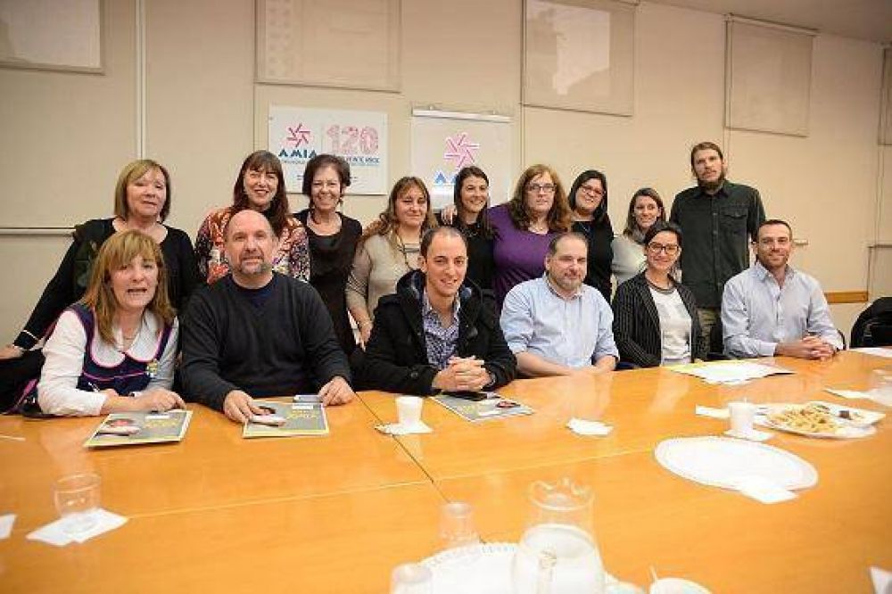 Con la firma de un acuerdo con organizaciones sociales, AMIA refuerza la tarea de su �rea de Voluntariado