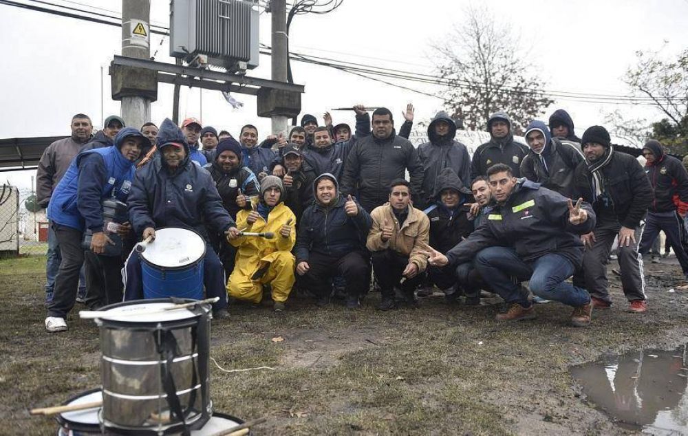Trabajadores de las f�bricas Gleba y Emapi acampan contra despidos