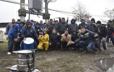 Trabajadores de las f�bricas Gleba y Emapi acampan contra despidos