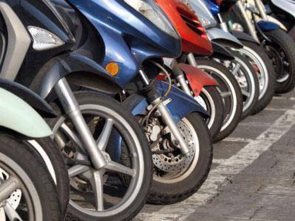 Impulsan estacionamiento exclusivo para motos y ciclomotores