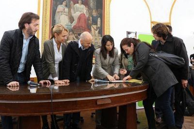 Nicol�s Ducot� entreg� escrituras sociales a m�s de 120 vecinos