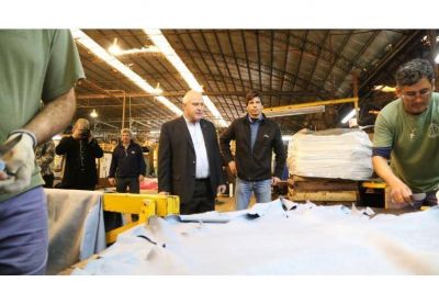 Lifschitz visit� la curtiembre Arlei en Las Toscas