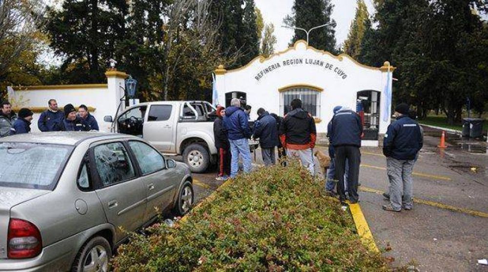 Levantaron el paro de actividades en la destiler�a pero contin�a el de yacimientos