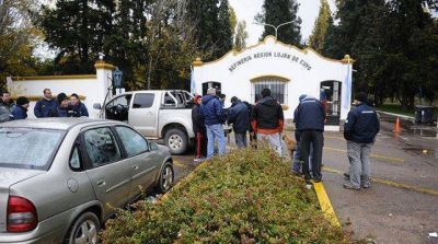 Levantaron el paro de actividades en la destiler�a pero contin�a el de yacimientos