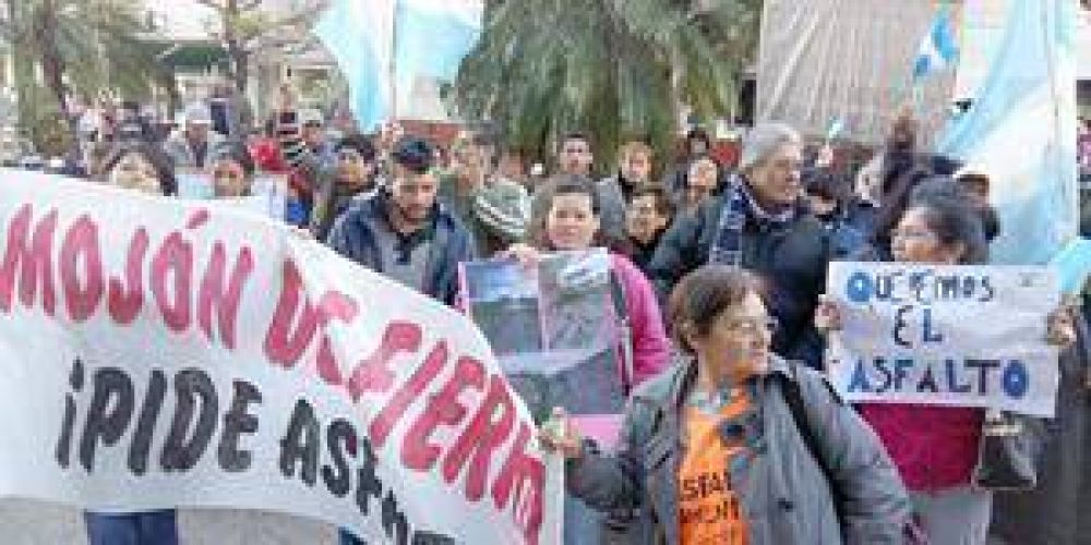 Vecinos de Moj�n protestaron frente a la casa de gobierno