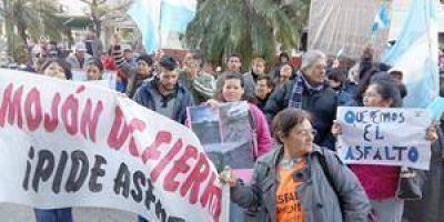 Vecinos de Moj�n protestaron frente a la casa de gobierno