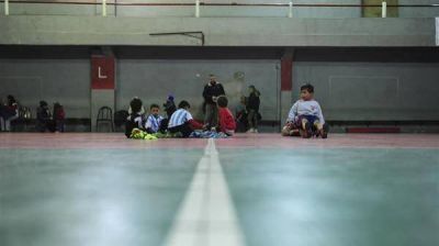 Por separado, intendentes PJ y PRO saltan por los clubes de barrio