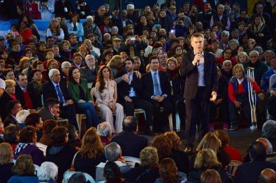 El Presidente Macri y la Gobernadora Claudia Zamora con jubilados
