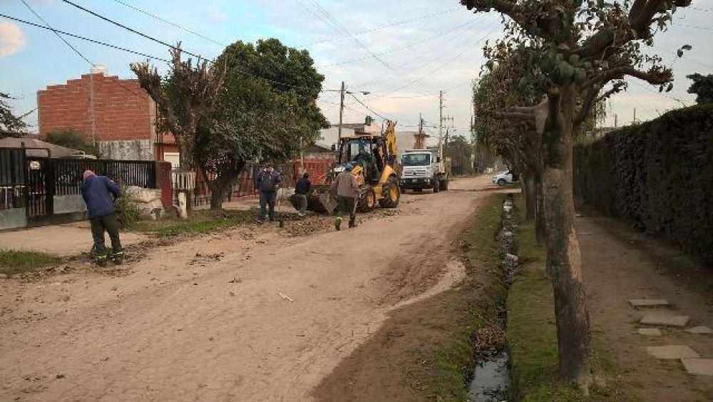 Obras de bacheo y rehabilitaci�n de calles de tierra en Gar�n y Matheu