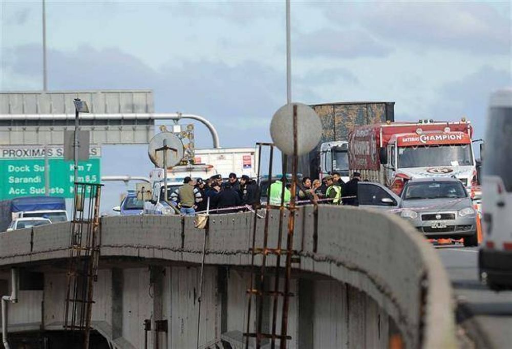 Balean a dos polic�as y roban $ 11 millones en un audaz asalto en la autopista