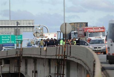 Balean a dos polic�as y roban $ 11 millones en un audaz asalto en la autopista