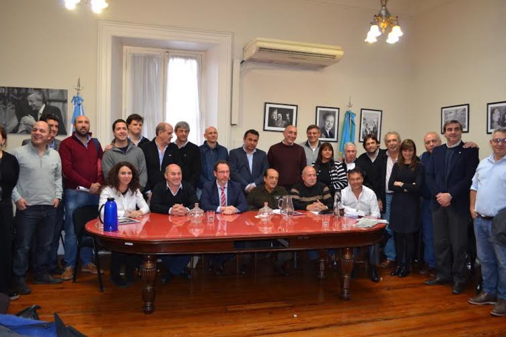 Legisladores e intendentes del peronismo se reunieron en La Plata