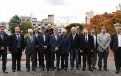 Junto a 20 intendentes, Fossati anunci� programa para 