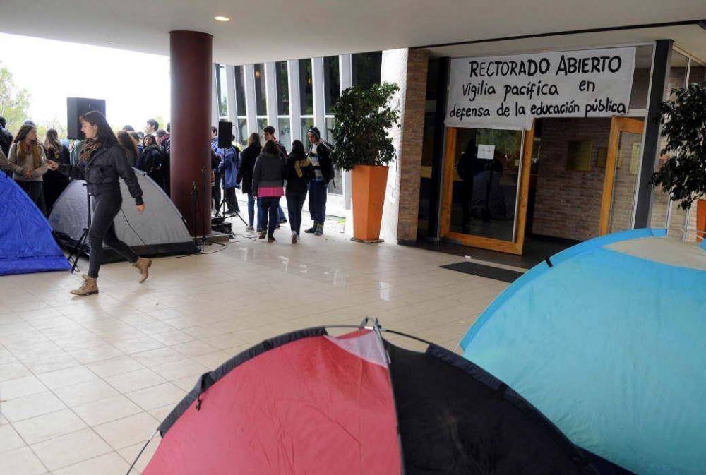 Ahora los estudiantes protestan frente al rectorado de UNCuyo