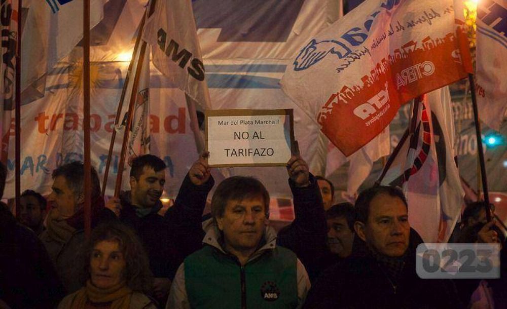 Gran movilizaci�n de CTA y CGT contra los despidos y los tarifazos