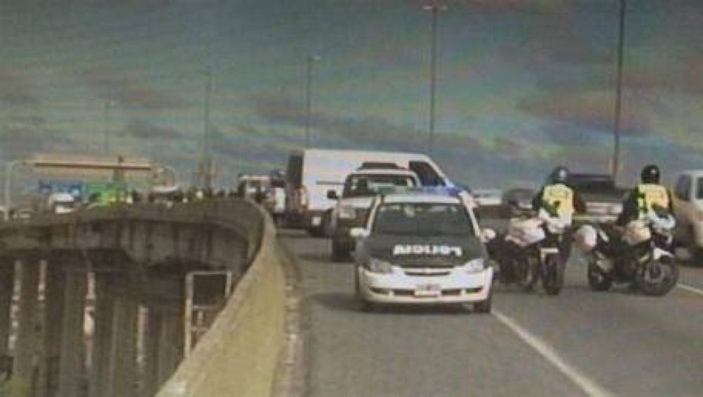 Tiros en la autopista Bs As-La Plata: un polic�a grave