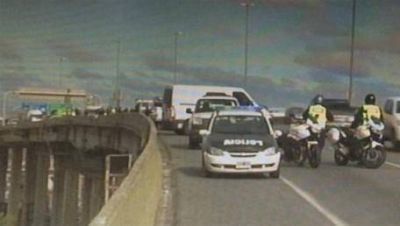 Tiros en la autopista Bs As-La Plata: un polic�a grave