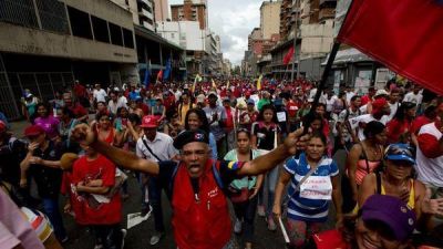 Maduro se victimiza y busca apoyo en las calles
